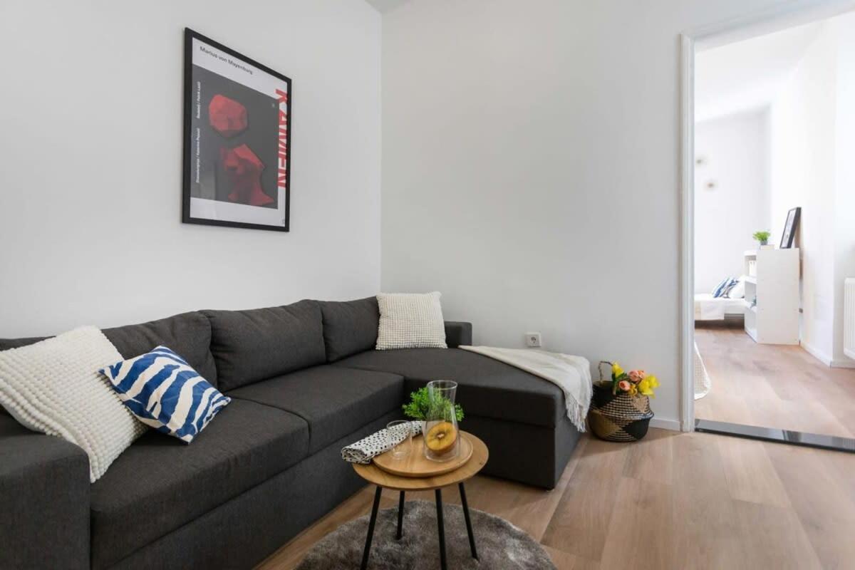 Niko And Sofia's Urban Apartment